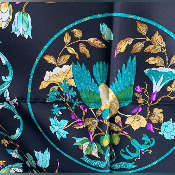 Hermes 100% Silk scarf, bird motif. Full inclusion. - Picture 7 of 12